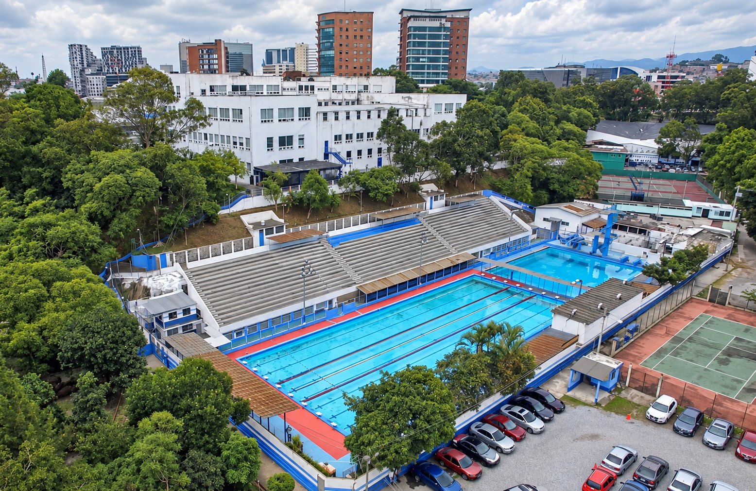 Vista aérea de la Piscina Deportiva y Clavados de la zona 5, Ciudad de Guatemala